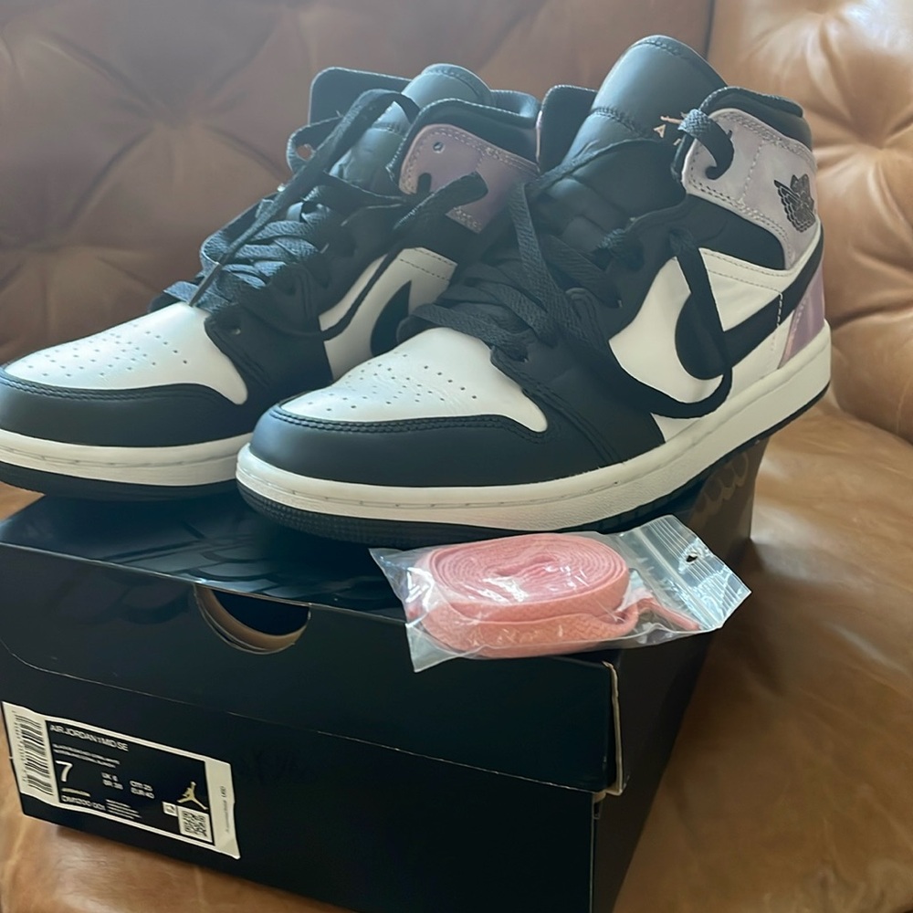 Air Jordan 1 Mid SE